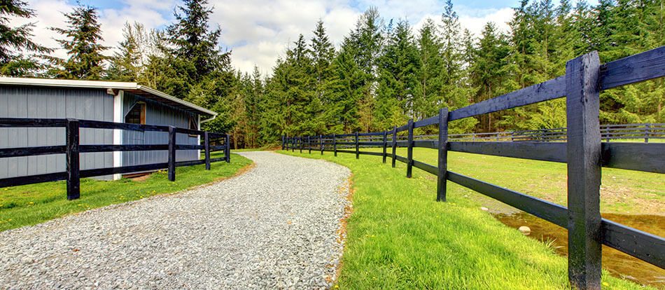 entrance to rural Alberta acreage property, with the help of Edmonton mortgage brokers Advantage Mortgage